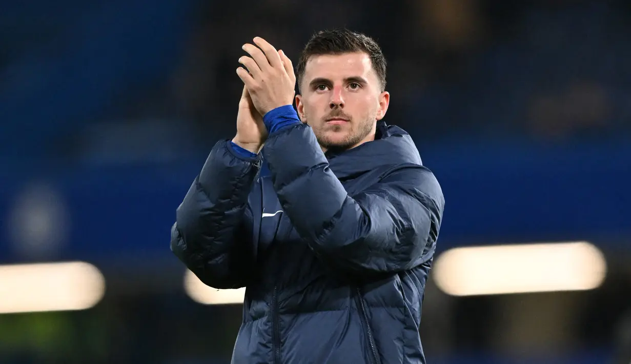 Manchester United dikabarkan telah mencapai kata sepakat dengan Chelsea terkait transfer gelandang serang Mason Mount. Biaya transfer Mount yang disepakati oleh Manchester United dan Chelsea berada di angka 60 juta poundsterling, terdiri dari biaya awal 55 juta poundsterling dan 5 juta poundsterling sebagai biaya tambahan. (AFP/Glyn Kirk)