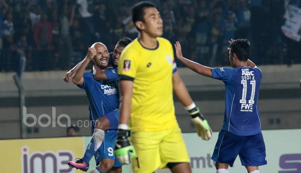 Tekanan bertubi-tubi yang dilancarkan Persib berbuah gol kedua. Kali ini, Van Dijk mengubah skor mencetak gol setelah menerima umpan matang, Febri Hariyadi pada menit ke-86. Persib menang 2-0. (Bola.com/Nicklas Hanoatubun)