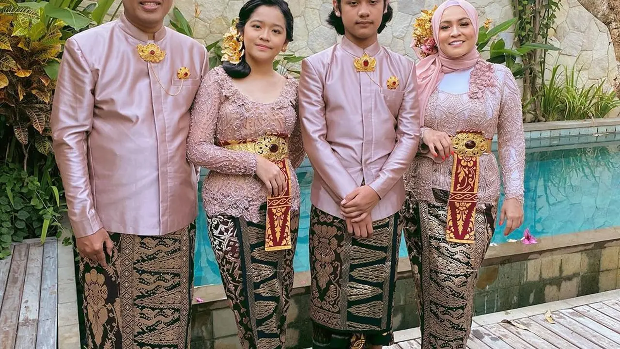 Potret Keluarga Uya Kuya Pakai Baju Adat Bali. (Sumber: Instagram/astridkuya)