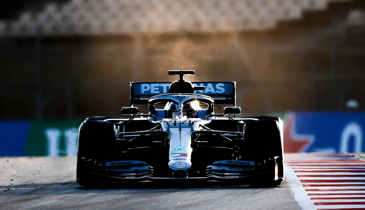 Pembalap Mercedes-AMG Petronas Lewis Hamilton saat tes pramusim Formula 1 (F1) hari pertama di Circuit de Catalunya, Montmelo, Spanyol, Rabu (19/2/2020). Juara dunia F1 tiga musim terakhir tersebut mencatatkan waktu 1 menit 16,976 detik. (AP Photo/Joan Monfort)