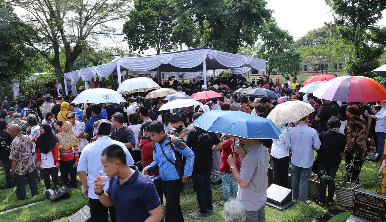 Masyarakat tumpah-ruah memberikan penghormatan terakhir untuk almarhum Didi Petet di TPU Tanah Kusir, Jaksel..