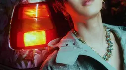 Jimin BTS melengkapi penampilannya dengan kalung bintang warna kehijauan dan anting hoop berukuran kecil. Rambutnya ditata ala wet style. Ia begitu keren dengan pose ini. (Instagram/dior)