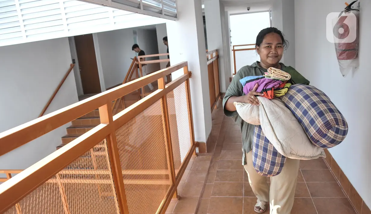 Warga membawa barang saat mulai menempati unit Kampung Susun Kunir, Pinangsia, Tamansari, Jakarta Barat, Minggu (11/9/2022). Masing-masing unit Kampung Susun Kunir berukuran 36 meter persegi. (merdeka.com/Iqbal S. Nugroho)