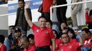 Ketua Umum PSSI, Mochamad Iriawan, melambaikan tangan saat menonton Timnas Indonesia U-22 melawan Thailand pada SEA Games 2019 di Stadion Rizal Memorial, Manila, Selasa (26/11). Indonesia menang 2-0 atas Thailand. (Bola.com/M Iqbal Ichsan)