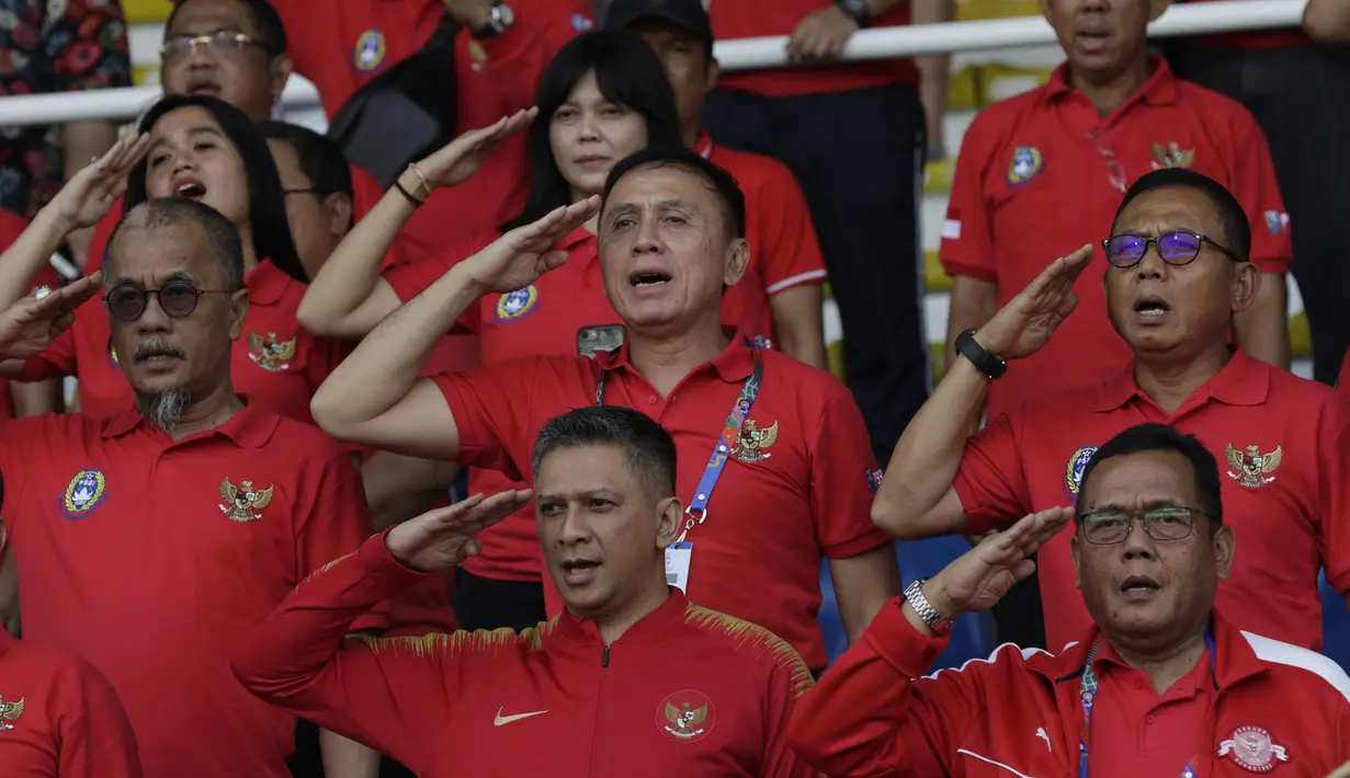 Ketua Umum PSSI, Mochamad Iriawan, memberikan dukungan untuk Timnas Indonesia U-22 saat melawan Thailand pada SEA Games 2019 di Stadion Rizal Memorial, Manila, Selasa (26/11). Indonesia menang 2-0 atas Thailand. (Bola.com/M Iqbal Ichsan)
