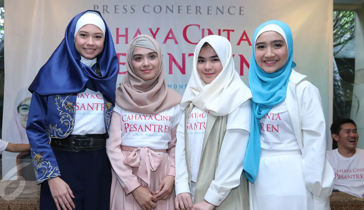 Sejumlah pemain film Cahaya Cinta Pesantren berpose usai menggelar konferensi pers, Jakarta, Senin (25/1/2016). Film ini diadaptasi dari novel karya Ira Madan. (Liputan6.com/Herman Zakharia)