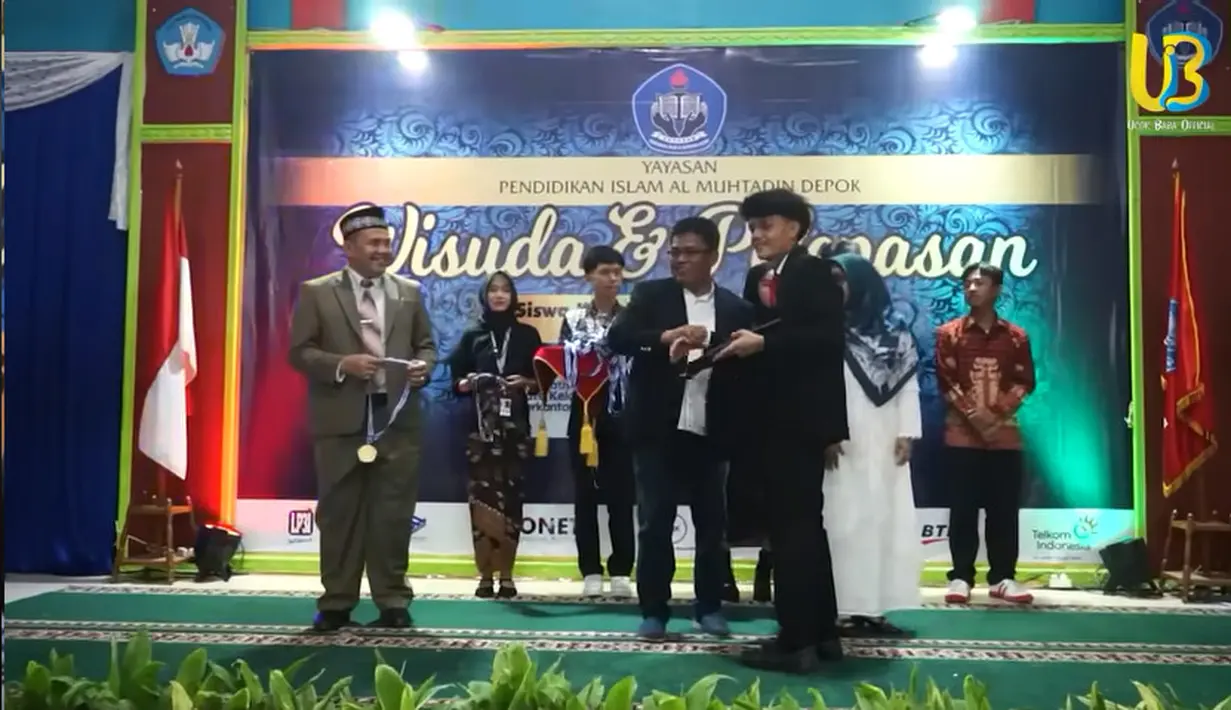 Momen wisuda Adam, akhirnya lulus dari SMK Al-Muhtadin. Putra kedua Ucok Baba itu menerima ijazah dan medali kelulusan. [Youtube/Ucok Baba official]