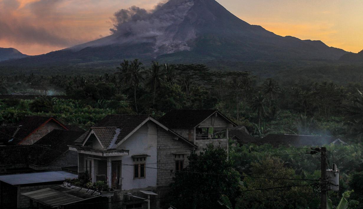 Asap tebal mengepul saat letusan Gunung Merapi terlihat dari desa Kaliurang Selatan di Srumbung, Magelang, Jawa Tengah pada 12 Maret 2023. Balai Penyelidikan dan Pengembangan Teknologi Kebencanaan Geologi (BPPTKG) mengumumkan, luncuran awan panas mengarah ke Kali Bebeng atau Krasak. (AFP/Devi Rahman)