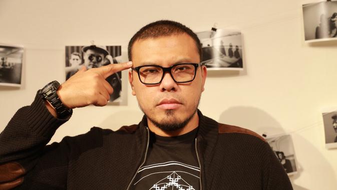 Selain menyutradarai film 'A Copy of My Mind', Joko Anwar juga menulis lagu yang menjadi soundtrack film yang dibintangi oleh Chico Jerikho dan Tara Basro tersebut. Baginya, musik merupakan hal penting untuk mendukung film. (Galih W. Satria/Bintang.com)