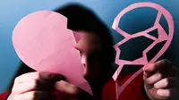 Ilustrasi putus cinta, sakit hati. (Foto oleh ATC Comm Photo: https://www.pexels.com/id-id/foto/orang-yang-memegang-kertas-putih-dengan-gambar-berbentuk-hati-3732384/)