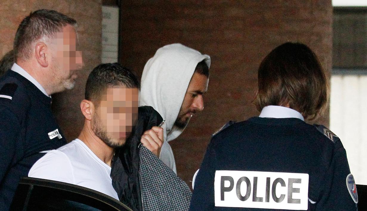 Striker Real Madrid, Karim Benzema meninggalkan gedung pengadilan di Versailles, dekat Paris , Kamis (5/11). Benzema dituduh melakukan pemerasan terkait video seks rekan setimnya di timnas Prancis, Mathieu Valbuena. (AFP/Matthieu Alexandre)