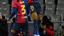 Laga baru berjalan satu menit, Raphinha sudah membawa Barca unggul lewat serangan balik cepat. (Josep LAGO/AFP)