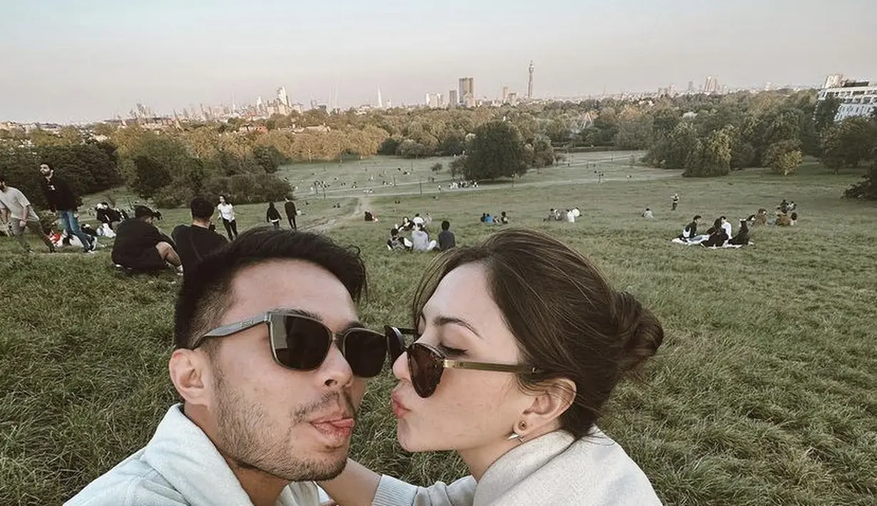 Keduanya pun kompak mengenakan baju putih dan kacamata hitam. Jessica pun tampil natural  dengan makeup dan rambut cepol ke belangkannya. Meski simple, ia tetap memancarkan aura pengantin baru. (@jscmila)