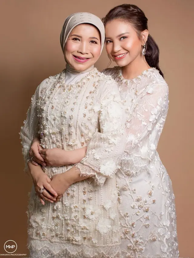 Potret Kompak Rossa dan Ibu (sumber: instagram/itsrossa910)