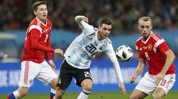 Gelandang Argentina, Giovani Lo Celso, menghindari kejaran pemain Rusia pada laga persahabatan jelang Piala Dunia 2018 di Stadion Luzhniki, Moskow, Sabtu (11/11/2017). Rusia kalah 0-1 dari Argentina. (AP/Pavel Golovkin)
