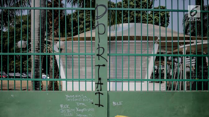 Coret-coretan menghiasi tembok di sekitar Gedung DPR/MPR RI, Jakarta, Selasa (24/9/2019). Demonstrasi mahasiswa dari berbagai kampus yang menolak pengesahan RUU Kitab Undang-Undang Hukum Pidana (KUHP) tercoreng oleh aksi coret-coretan. (Liputan6.com/Faizal Fanani)