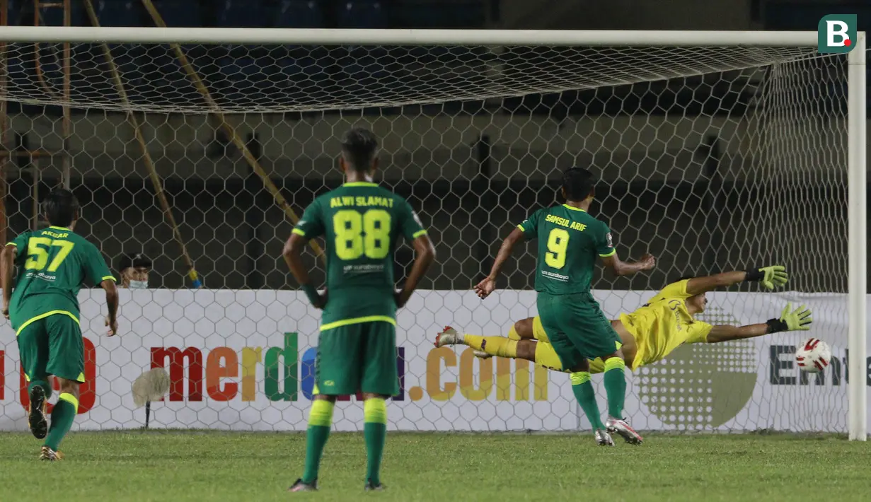 Striker Persebaya Surabaya, Samsul Arif (kedua dari kanan) melakukan eksekusi penalti yang berbuah gol kedua timnya ke gawang Persik Kediri dalam laga Grup C Piala Menpora 2021 di Stadion Si Jalak Harupat, Bandung, Selasa (23/3/2021). Persebaya menang 2-1 atas Persik. (Bola.com/M Iqbal Ichsan)