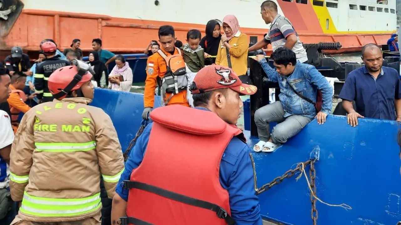 Evakuasi Penumpang KMP Royce di Banten