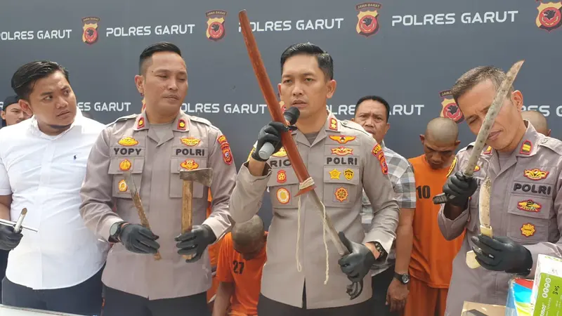 Kapolres Garut AKBP Rio Wahyu Anggoro bersama Kapolsek Banjawangi AKP Amirudin Latif dalam rilis kasus mutilasi hewan ternak di Mapolres Garut. (Liputan6.com/Jayadi Supriyadin)