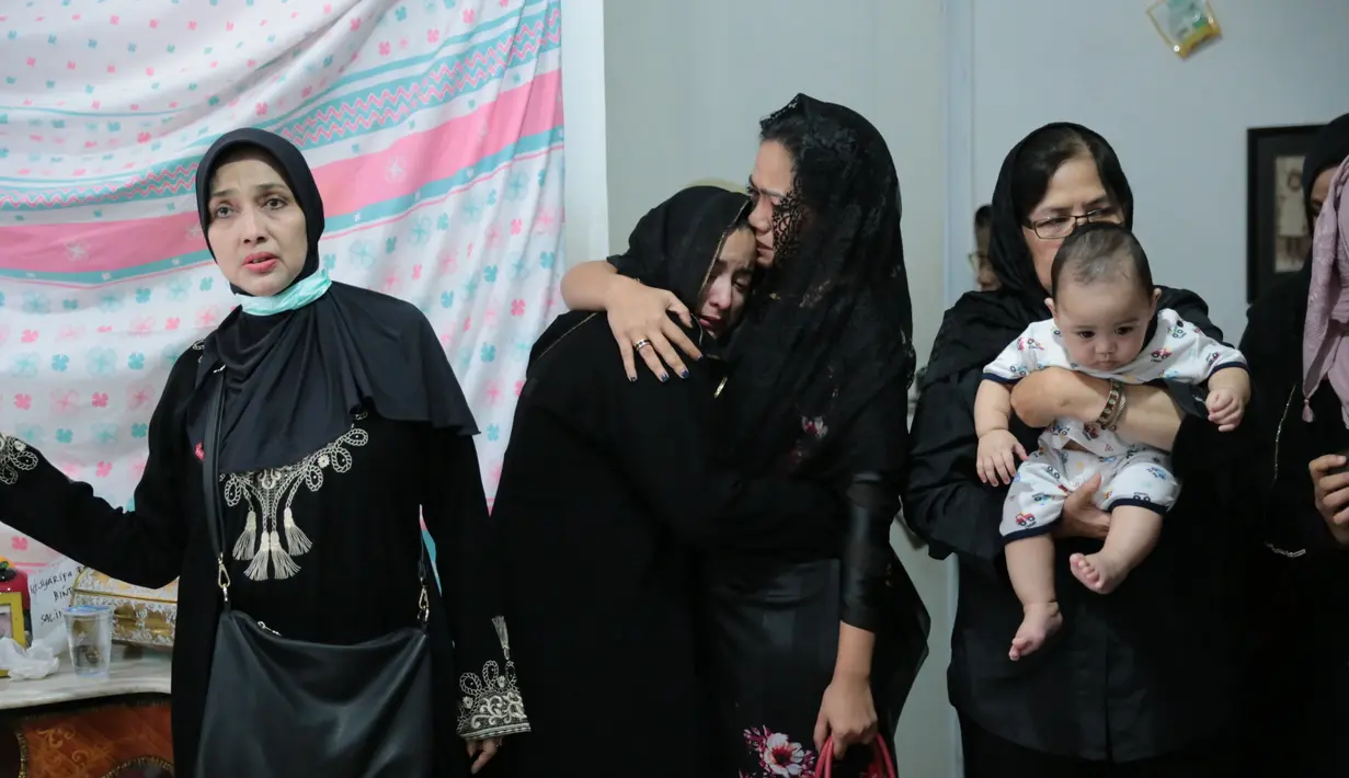 Dengan mata sembab, ia terlihat menyalami keluarga yang hadir di rumah duka. Sesekali ia pun menumpahkan rasa sedihnya dengan memeluk saudara ataupun keluarga yang melayat ke rumah duka. (Adrian Putra/Bintang.com)
