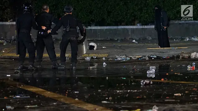 Bercadar Hitam, Perempuan Misterius Ini Berjalan ke Gedung Bawaslu