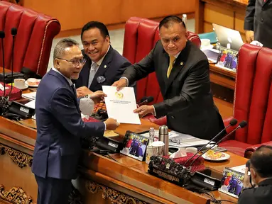 Menteri Perdagangan Zulkifli Hasan (kiri) menyerahkan laporan pemerintah terkait persetujuan kemitraan ekonomi komprehensif regional kepada Wakil Ketua DPR Lodewijk Freidrich Paulus saat rapat paripurna DPR ke-3 masa persidangan I tahun 2022-2023 di Kompleks Parlemen, Senayan, Jakarta, Selasa (30/8/2022). Rapat tersebut beragenda pengambilan keputusan RUU tentang Pengesahan Regional Comprehensive Economic Partnership Agreement (Persetujuan Kemitraan Ekonomi Komprehensif Regional) serta pengambilan keputusan RUU tentang Pegesahan Perjanjian Kemitraan Ekonomi Komprehensif antara Pemerintah Indonesia dengan Pemerintah Korea. (Liputan6.com/Angga Yuniar)