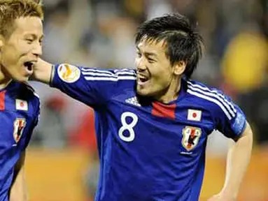 Gelandang serang Jepang Keisuke Honda (kiri) dan rekannya Daisuke Matsui merayakan gol kedua ke gawang Suriah di penyisihan Grup B Piala Asia 2011 di Qatar SC Stadium, Doha, 13 Januari 2011. Jepang unggul 2-1. AFP PHOTO / PORNCHAI KITTIWONGSAKUL 
