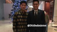 Pemain ganda putra Indonesia, Angga Pratama (kiri), tampil beda dengan mengenakan kemeja batik lengan panjang pada acara gala dinner BWF Super Series Finals 2016 di Dubai, UEA, Senin (12/12/2016). (Bola.com/Twitter/INABadminton)