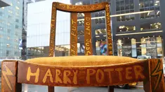 Kursi kayu yang dipakai JK Rowling saat menulis dua buku pertama Harry Potter dipajang di Heritage Auctions, New York, 4 April 2016. Kursi yang ditandatangani sang novelis itu dibuka dengan harga US$ 45 ribu (sekitar Rp 588,8 juta). (William EDWARDS/AFP)