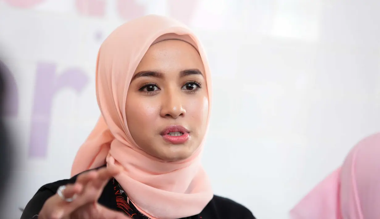 Seperti yang diketahui, belum lama ini Bella baru saja melakukan perjalanan liburan ke Korea. Tanpa didampingi sang suami, Bella bertandang ke Korea ternyata bersama dengan salah satu pemenang iklan produk. (Nurwahyunan/Bintang.com)