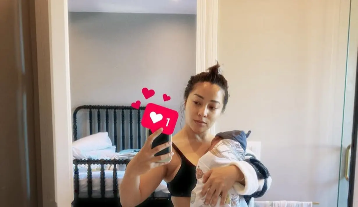 Nikita Willy membagikan beberapa foto setelah satu bulan menjadi ibu anak dua. Ia pun tampil sederhana menunjukan aura keibuannya. Misalnya sambil menggedong putra ke-2nya, Nikita mengenakan bra top hitam dengan outer kotak-kotak. Rambutnya pun cukup dicepol. [@nikitawillyofficial94]