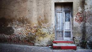 Ilustrasi dinding dengan bekas rembesan air. (dok. Unsplash)