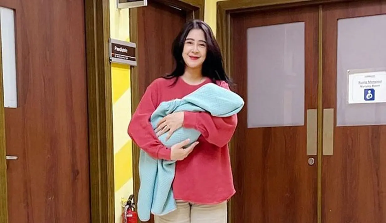 Dia mengungkapkan rutin menggunakan stagen agar fisik, terutama perutnya cepat susut.(instagram.com/uutpermatasari)