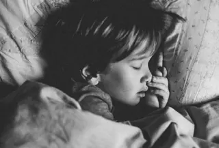 Panduan praktis bagi orangtua untuk membiasakan anak tidur tepat waktu dengan cara mudah dan menyenangkan, tanpa drama. (Foto: Annie Spratt/Unsplash)