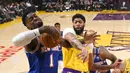 Pebasket Los Angeles Lakers, Anthony Davis, berebut bola dengan pemain New York Knicks, Bobby Portis, pada laga NBA di Staples Center, Rabu (8/1/2020). LA Lakers  menang 117-87 atas Knicks. (AP/Mark J. Terrill)