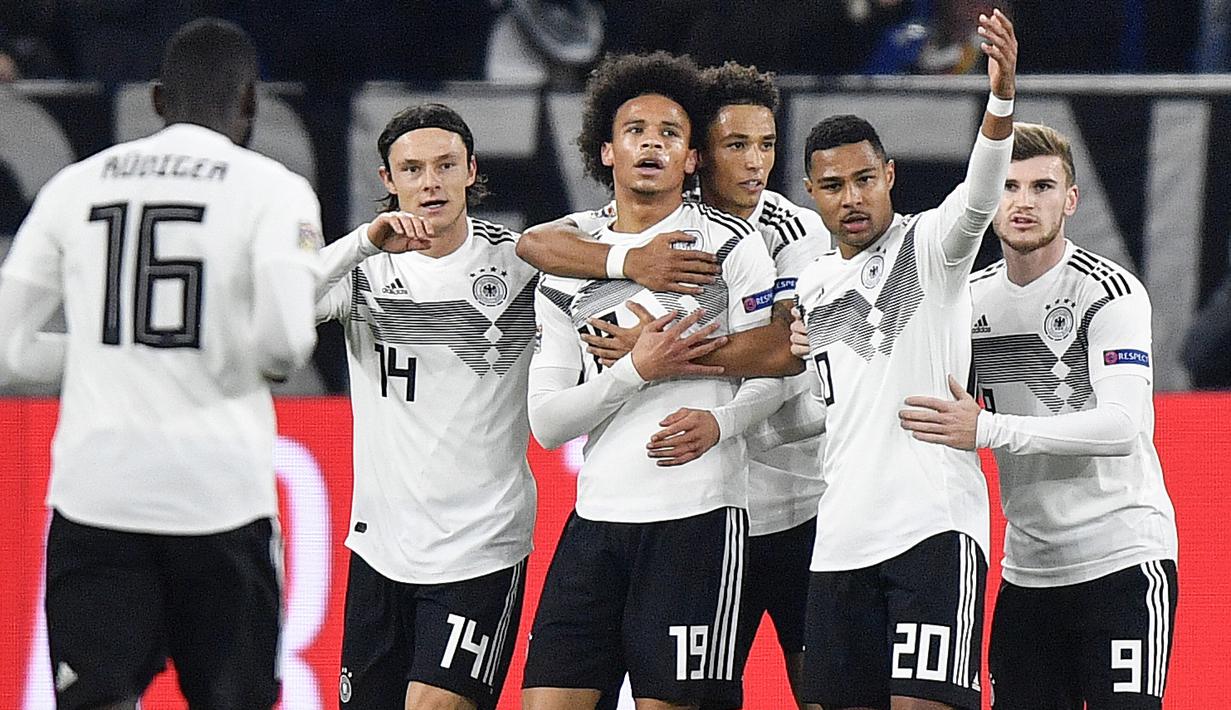 Pemain Jerman merayakan gol yang dicetak oleh Leroy Sane pada laga UEFA Nations League di Veltins Arena, Gelsenkirchen, Senin (19/11/2018). Kedua tim bermain imbang 2-2. (AP/Martin Meissner)