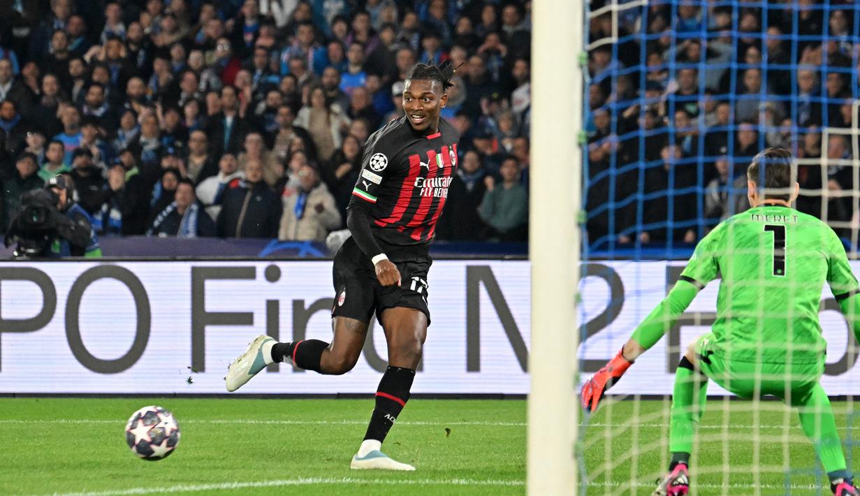 Pemain AC Milan, Rafael Leao, memberikan umpan kepada rekannya saat melawan Napoli pada laga babak perempat final leg kedua di Stadio Diego Armando Maradona, Rabu (19/4/2023). (AFP/Alberto Pizzoli)