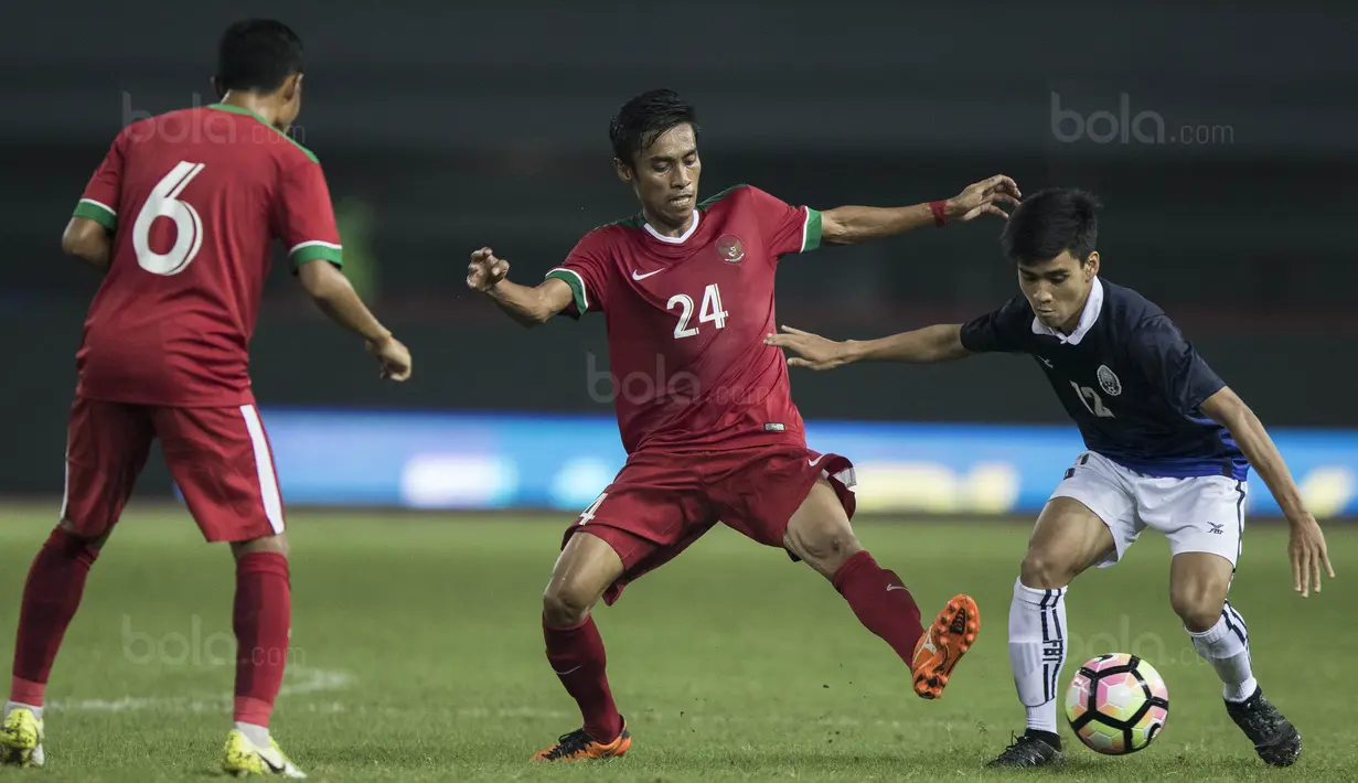 Gelandang Timnas Indonesia, Fadil Sausu, berusaha merebut bola dari pemain Kamboja pada laga persahabatan di Stadion Patriot, Bekasi, Rabu (4/10/2017). Indonesia menang 3-1 atas Kamboja. (Bola.com/Vitalis Yogi Trisna)