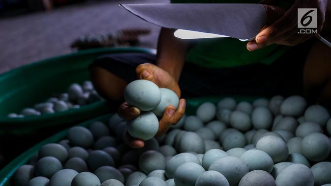 Cara Membuat Telur Asin. (Liputan6.com/Faizal Fanani)