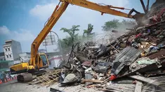 Sebuah Eskavator menghancurkan ruko di Bantaran Kali Ciliwung, Rabu (28/8/2014) (Liputan6.com/Faizal Fanani)
