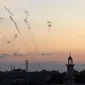 Tembakan roket diluncurkan dari beberapa lokasi di Gaza mulai pukul 06:30 pagi (0330 GMT) dan berlanjut selama hampir setengah jam, wartawan AFP melaporkan. (MAHMUD HAMS / AFP)