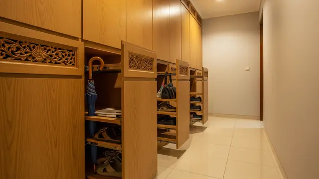 Lorong Rumah dengan Rak Tersembunyi