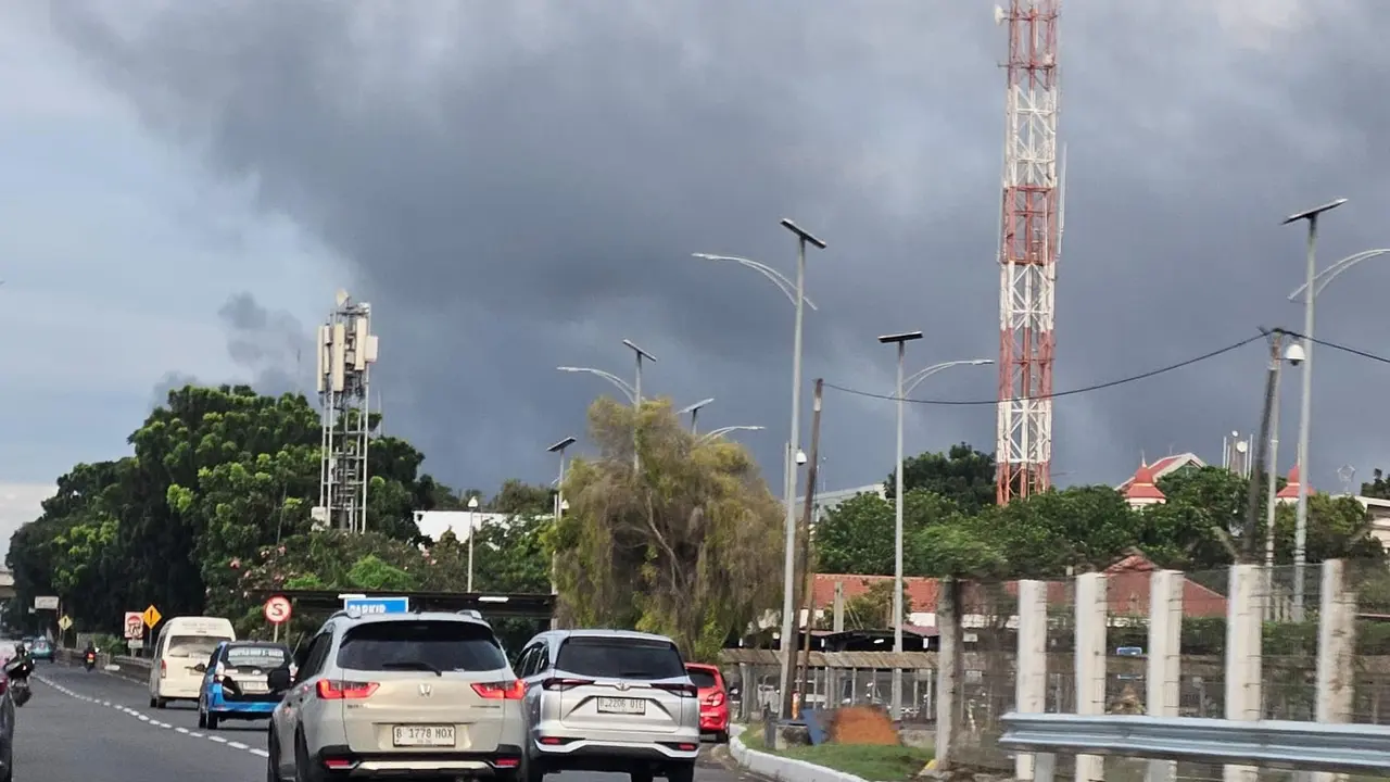 Kebakaran yang melanda pabrik di daerah Teluknaga, Kabupaten Tangerang, ternyata berdampak ke area Bandara Soekarno-Hatta, Minggu (30/3/2025). (Liputan6.com/Pramita Tristiawati)