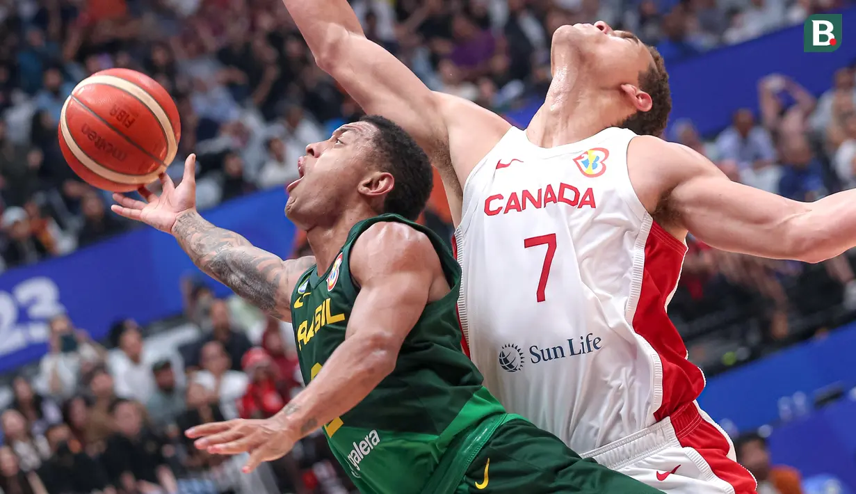 Pebasket Brasil, Yago Santos (kiri) berusaha mencetak poin dibayangi pebasket Kanada, Dwight Powell pada laga Grup L Piala Dunia FIBA 2023 di Indonesia Arena, Senayan, Jakarta, Jumat (01/09/2023). Brasil menang dengan skor 69-65. (Bola.com/Bagaskara Lazuardi)