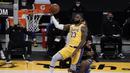 Pebasket LA Lakers LeBron James (kiri) berupaya memasukkan bola dalam pertandingan NBA melawan Golden State Warriors di Staples Center,  Los Angeles, California, Amerika Serikat, Senin (18/1/2020). (AP Photo/Jae C. Hong)