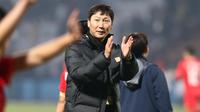 Pelatih Timnas Vietnam, Kim Sang-sik merayakan kemenangan 1-0 atas Timnas Indonesia di Grup B Piala AFF 2024. Kemenangan itu diraih di Phu Tho Provincial Stadium, Viet Tri, Minggu (15/12/2024). (Dok. VFF)