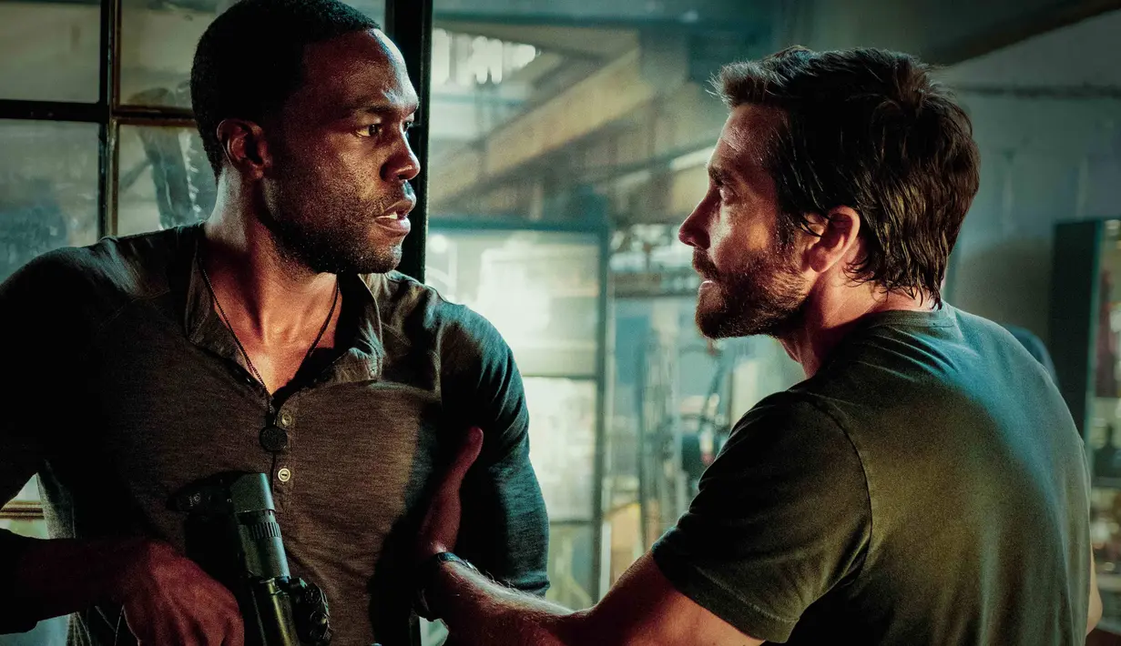 Akting Yahya Abdul-Mateen II dengan Jake Gyllenhaal dalam film Ambulance masih membekas para pecinta film laga. Film tersebut rilis tahun ini. (Foto: Universal Pictures via IMDb)