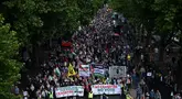 Para pengunjuk rasa pro-Palestina berbaris dalam "Pawai Nasional untuk Gaza", menyerukan "akhiri genosida" dan "hentikan persenjataan Israel", pada tanggal 6 Juli 2024. (JUSTIN TALLIS/AFP)