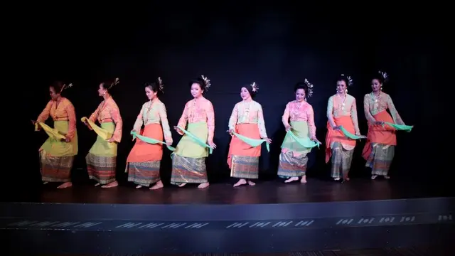[Fimela] Komunitas Perempuan Menari Mempersembahkan Seloka Swarnadwipa