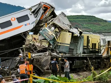 Tahun 2024 dibuka dengan kabar duka. Insiden tabrakan antara Kereta Api (KA) Turangga rute Surabaya Gubeng-Bandung dan KA Commuterline Bandung Raya terjadi pada Jumat (5/1/2024) pagi, menyebabkan jalur rel Haurpugur-Cicalengka terhenti sementara waktu. PT Kereta Api Indonesia (Persero) atau KAI mengumumkan bahwa beberapa perjalanan KA dibatalkan akibat kecelakaan tersebut. Tiga orang dinyatakan tewas dan sedikitnya 28 orang terluka akibat insiden tersebut. (ADI MARSIELA/AFP)